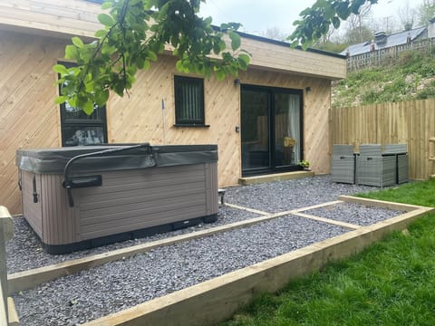 Hot Tub / whirlpool bath (Outdoor)