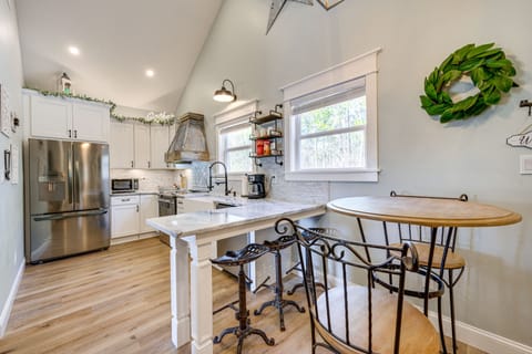 Dining Area | Dishware & Flatware Provided