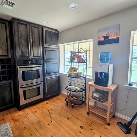 Double oven and water dispenser