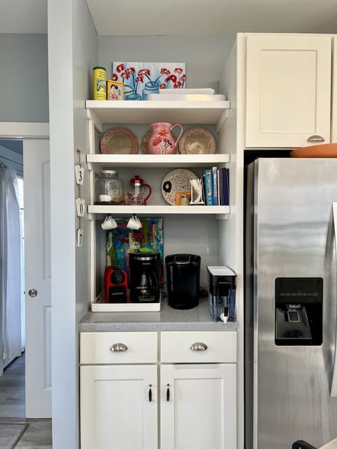 Coffee bar with Keurig, coffee maker and Expresso Machine. 