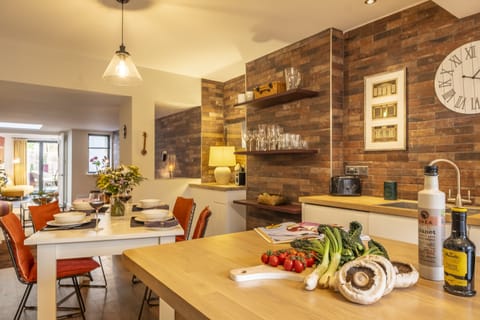 40 Parsonage Street, Cambridge: A generous seating area for four makes meals a social pleasure