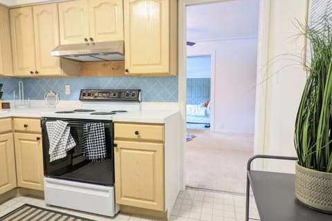This kitchen is a breath of fresh air, with its light-filled space and eco-friendly features. Whether you’re a seasoned chef or just need a quick bite, this kitchen provides the perfect blend of sustainability and modern convenience.