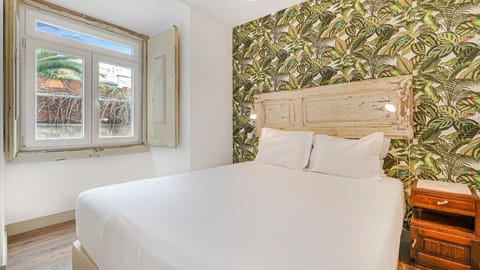 A comfortable bedroom with plenty of natural light and a queen-sized bed, ready to accommodate 2 guests.
#naturallight #comfort #safety #portugal #pt #lisbon