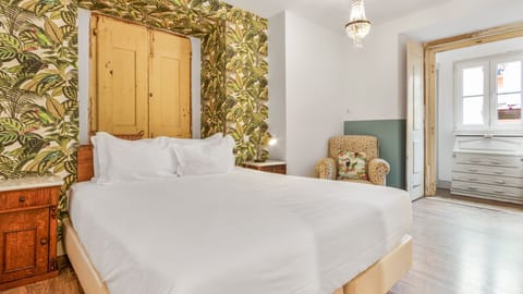 A spacious bedroom overflowing with sun light ready to accommodate two guests.
#comfort #naturallight #portugal #pt #lisbon