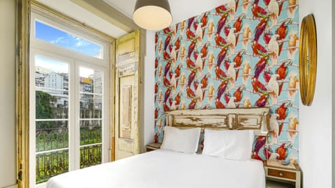 With bright colors and full of natural light, this comfortable bedroom transmits a lively ambiance #naturallight #lisbon #pt #portugal
