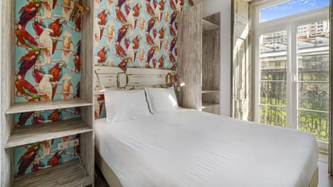 A cozy bedroom with plenty of storage space and a comfortable queen-sized bed to enhance the quality of your experience.
#comfort #portugal #pt #lisbon