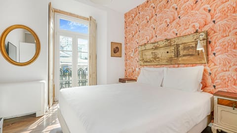 Immerse yourself in the natural light and vibrant colors of this cozy bedroom.
#naturallight #comfort #portugal #pt #lisbon