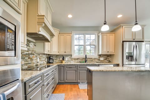 Kitchen | Microwave | Dishwasher | Oven | 1st Floor