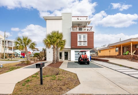 Two driveways for parking up to 6 cars