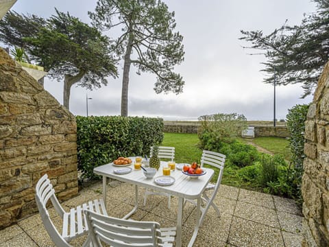 Building, Daytime, Property, Sky, Water, Plant, Window, Swimming Pool, Tree, Urban Design