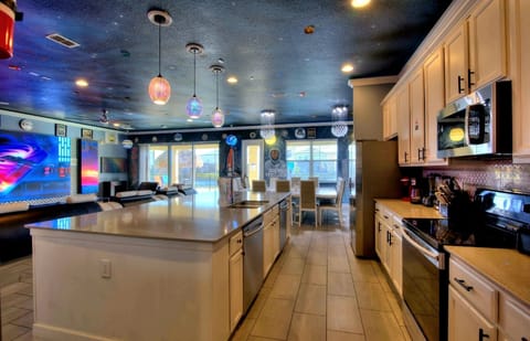 fully equipped kitchen with kitchen island
