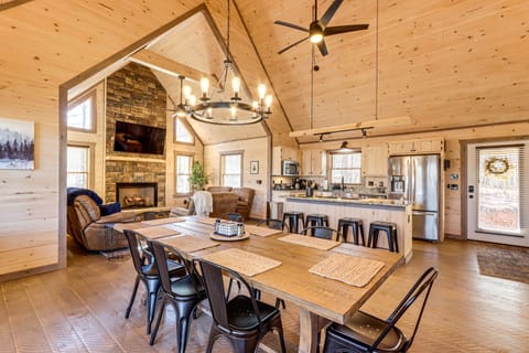 Blue Ridge Vacation Rental | 3BR | 3.5BA | 7 Steps Required | 2,530 Sq Ft