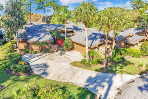 Beautiful cul-de-sac home with private driveway and garage!