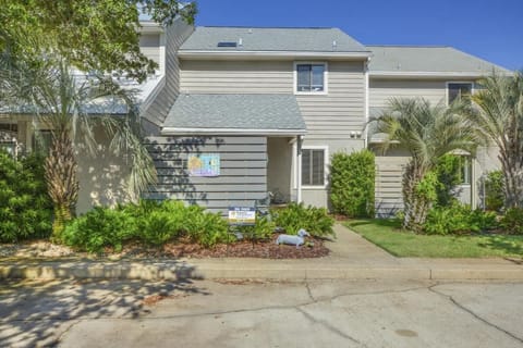 Located in one of 30A's most serene neighborhoods, 30A Oasis offers a comfortable haven with easy access to the white sand beaches of 30A