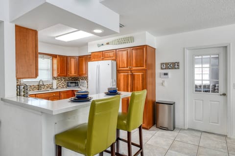 There are extra seats at the bar for more guests to enjoy a meal together.