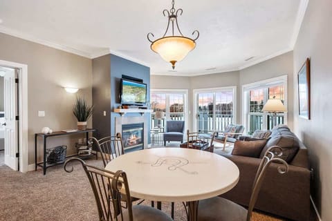 Club Cottage #2 boasts a king bedroom and two twin beds in the second bedroom with en suite bathrooms, and queen-sized pull out couch for additional guests. Enjoy amenities such as indoor fireplace, jacuzzi tub, in-unit washer and dryer and a well-st