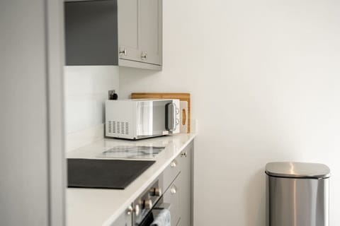 Kitchen: relish cooking for friends or family in the bright and airy kitchen.