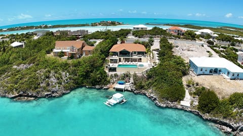 Oceanview Retreat: Experience luxury living with stunning sea views and spacious outdoor lounging!