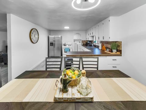 Spacious dining area and kitchen 