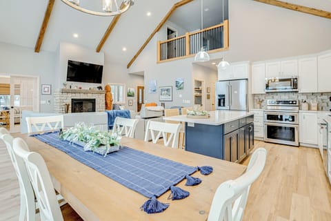 Dining Area | Dishware & Flatware Provided | 1st Floor