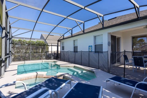 Beautiful 4 bed 2 bath villa located in Highlands Reserve