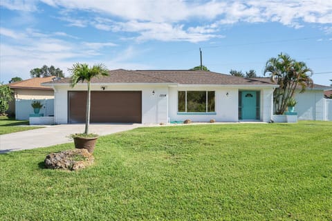 Beautiful 2 bed 2 bath villa located in Charlotte Harbor Area
