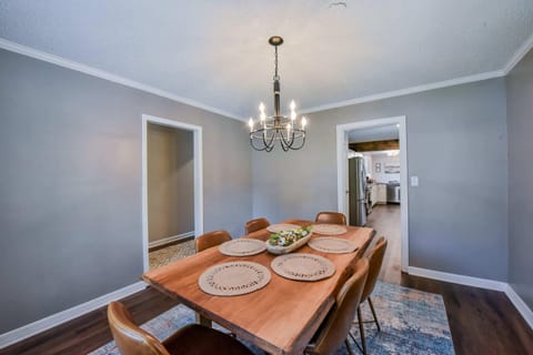 Enough room to seat 6 comfortably