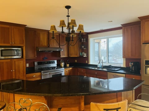 Full gourmet kitchen, Viking range and stainless-steel appliances