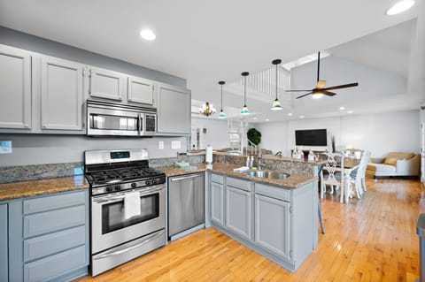 Fully equipped kitchen with island