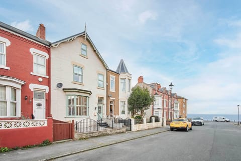 Emerald Beach House, Saltburn-by-the-Sea - Host & Stay