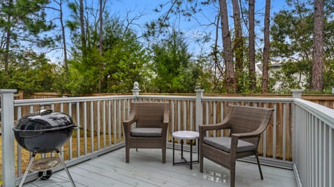 JOAN5 Deck Patio Area
