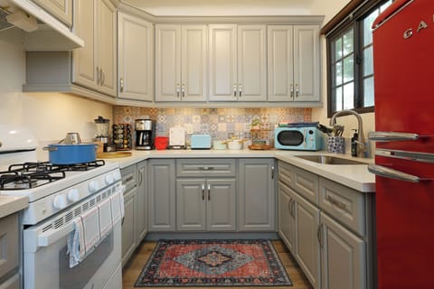 Cook with ease using the modern oven and stove.