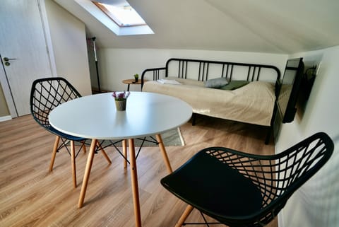 Newly created studio with modern and soothing decoration. (1)