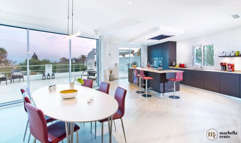 Fully equipped kitchen with breakfast bar.