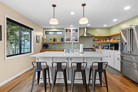 Gorgeous Chef's kitchen with all the cooking necessities