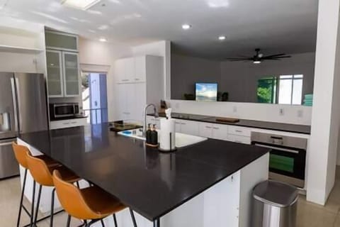Kitchen island with barstools (2)