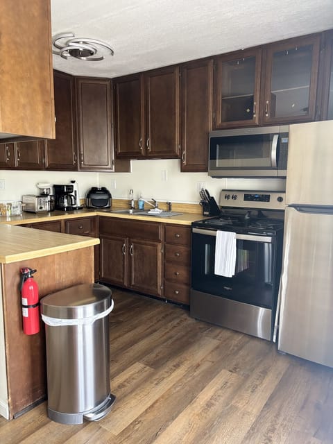 Full Kitchen no dishwasher