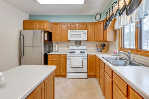 Kitchen | 1st Floor | Blender | Toaster | Cooking Basics