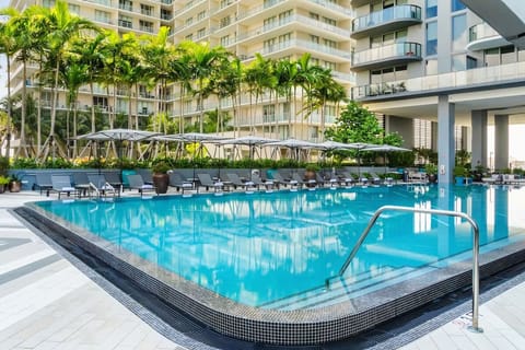 Step in easily and cool off in crystal-clear water.
