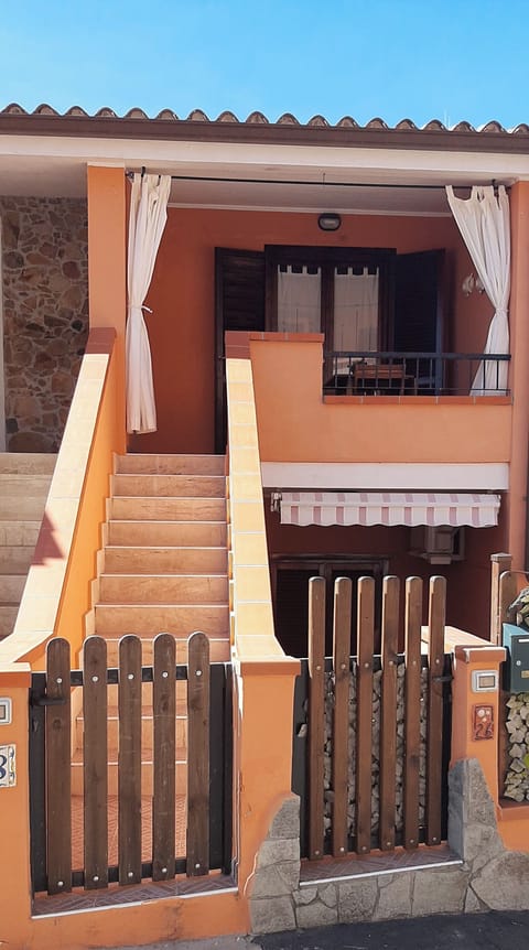 Foto facciata tende aperte
