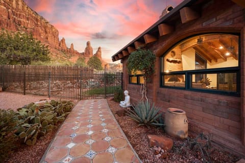 Beautiful Red Rock Views in the backyard!