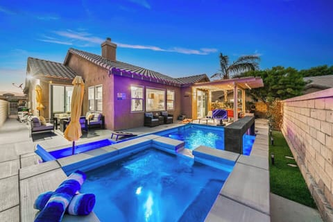 Backyard Salt Water Pool and Spa (1)