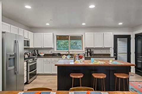 Fully equipped kitchen with breakfast bar.