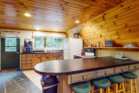 Full Kitchen with Breakfast Nook