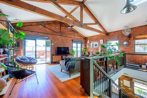 Architect-designed space with Oregon timber trusses, original glass art, and a stylish lounge to relax, stream Netflix, and enjoy unlimited WiFi.
