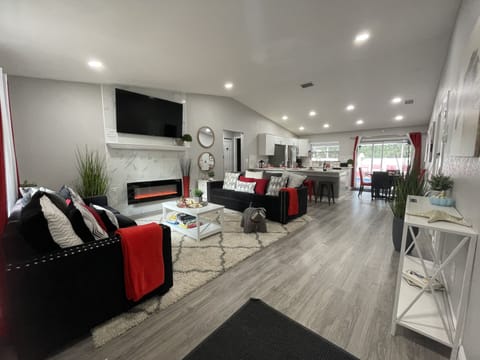 open concept kitchen/dinning/living room with large vaulted ceilings