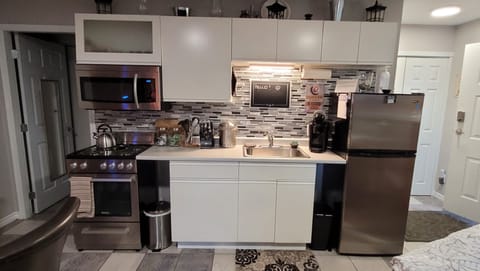 Fully equipped kitchen with coffee/tea, filtered water, spices & condiments too!