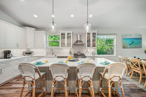 Breakfast bar/seating for 4