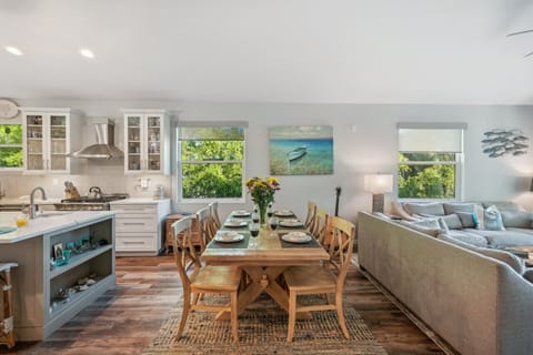 Dining area/seating for 6