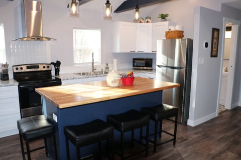Eat at Kitchen Island with seating (1)